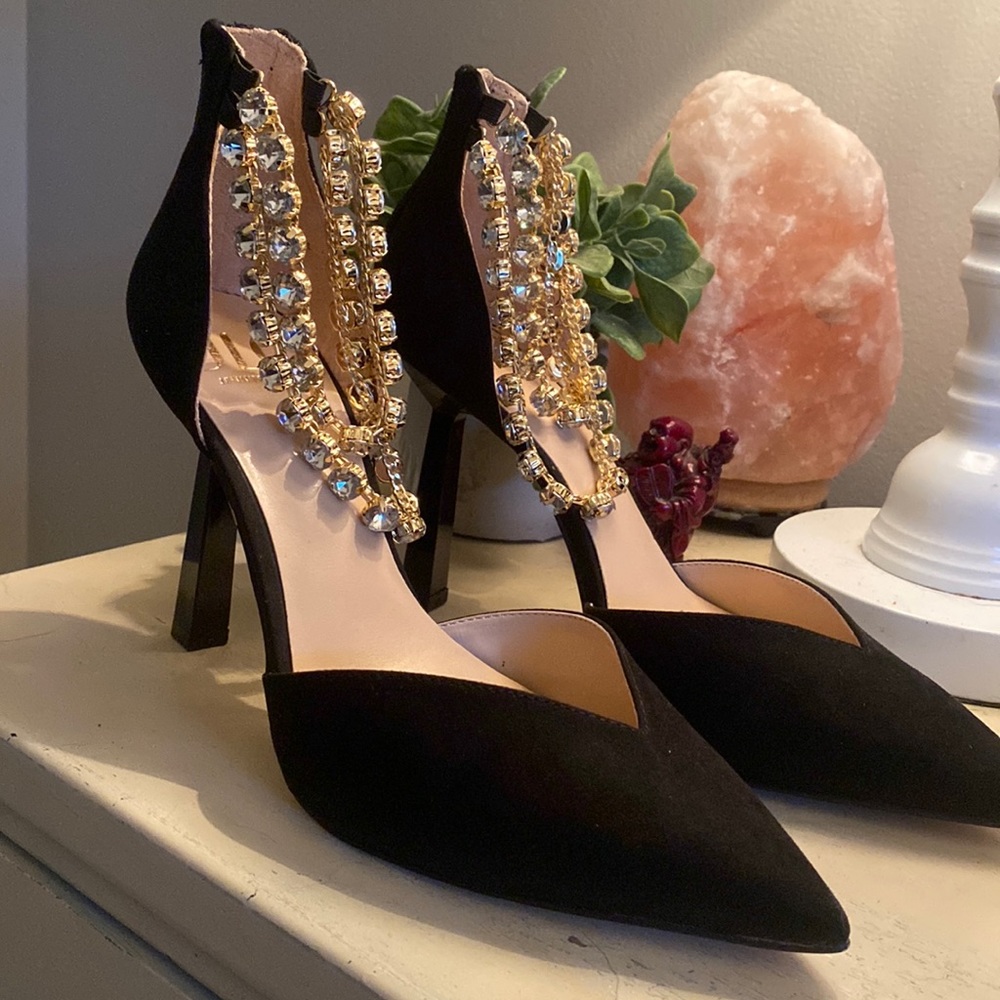 Brand new never worn. Size 8 JLO heels.